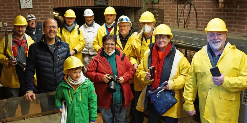 Auf der spannenden Suche nach prima Bildmotiven fuhren jetzt über 20 Fotofreunde ins Steinebacher Besucherbergwerk Grube Bindweide ein. Foto: Joachim Weger