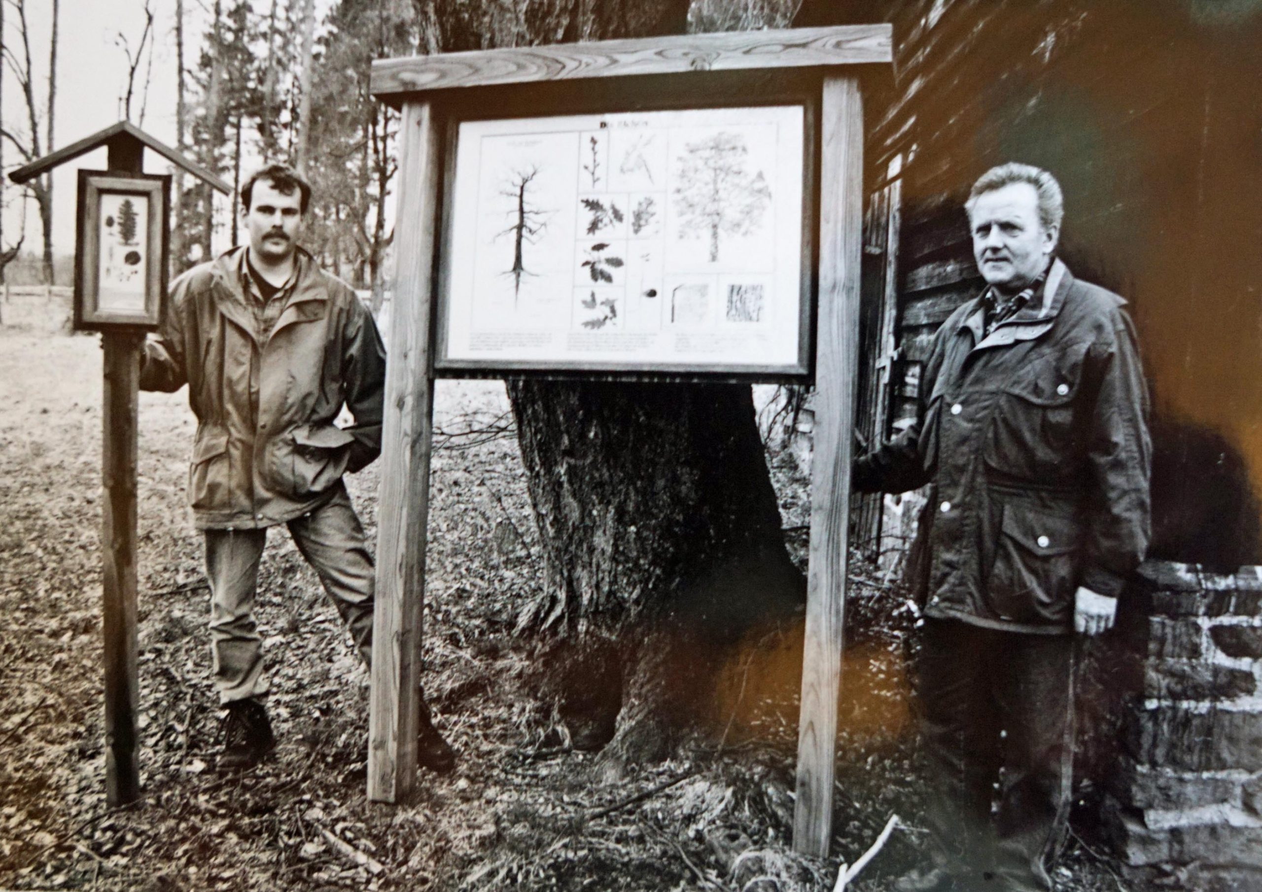 Vor 25 Jahren wurde der Wald- und Naturlehrpfad in Steinebach eröffnet. Damals halfen Revierförster Ralf Hoss (links) und Waldvorsteher Heinz Wisser eifrig mit. Archivfoto: Joachim Weger