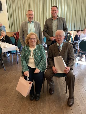 Ortsbürgermeister Mike Pfeifer und der Erste Beigeordnete der VG, Joachim Brenner, konnten die ältesten Teilnehmer Christel Fischbach und Siegfried Eicher mit einem Präsent ehren.