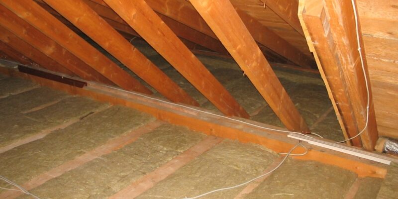 Holzbalkendecken lassen sich von oben optimal mit Mineralwolle zwischen den Deckenbalken dämmen. Durch die Abdeckung mit OSB-Platten wird der Dachraum wieder begehbar.