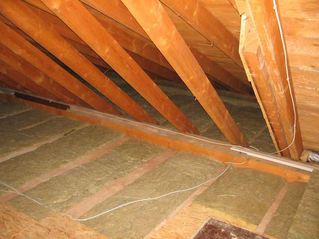 Holzbalkendecken lassen sich von oben optimal mit Mineralwolle zwischen den Deckenbalken dämmen. Durch die Abdeckung mit OSB-Platten wird der Dachraum wieder begehbar.
